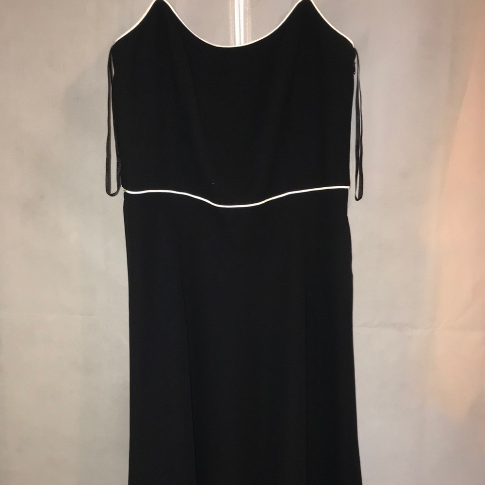 Cami sole black dress with white trims 🔥